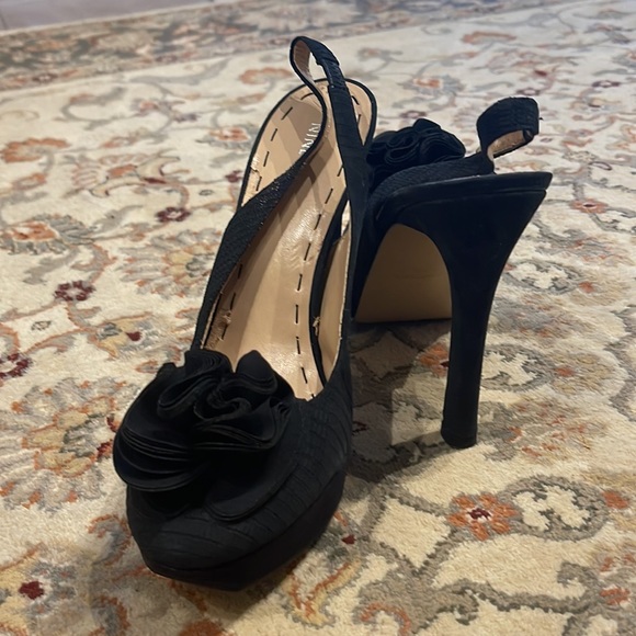black back strap heels with flower ruffle - Picture 3 of 3